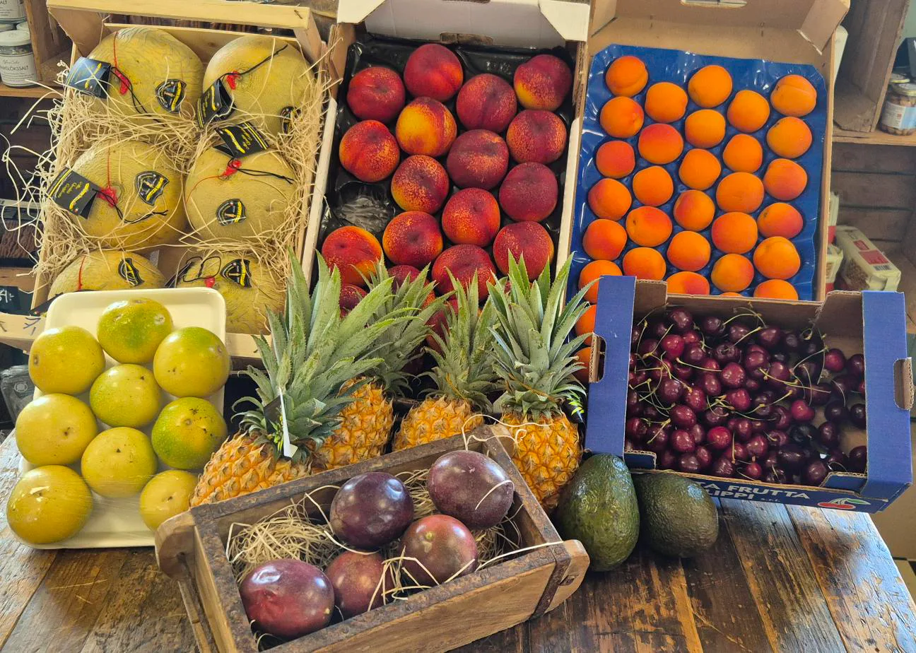 Premiär för solmogna frukter i delibutiken