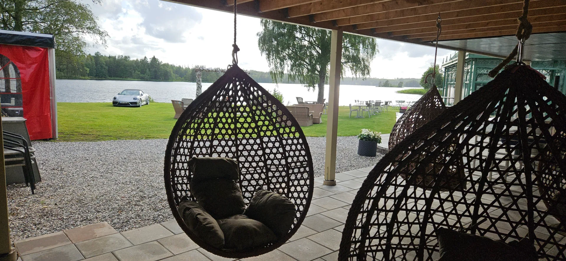 Vår härliga sittkorgar under verandan