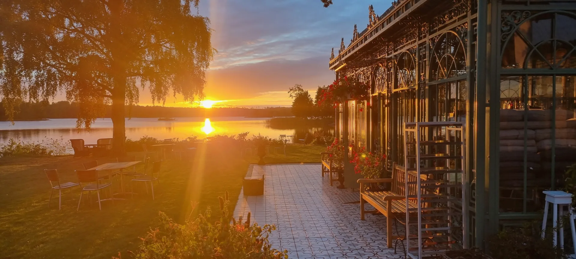 Orangeriet i härlig solnedgång